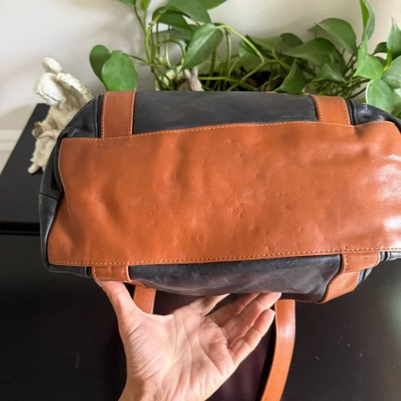 VILLAGE TANNERY Designs by Sevestet New York All Leather Messenger